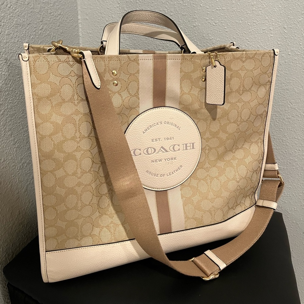 COACH Dempsey tote bag 40 in signature canvas